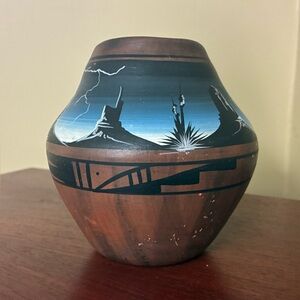 Navajo American Southwest Art Pottery Vase Signed by Artist 5.5" Tall